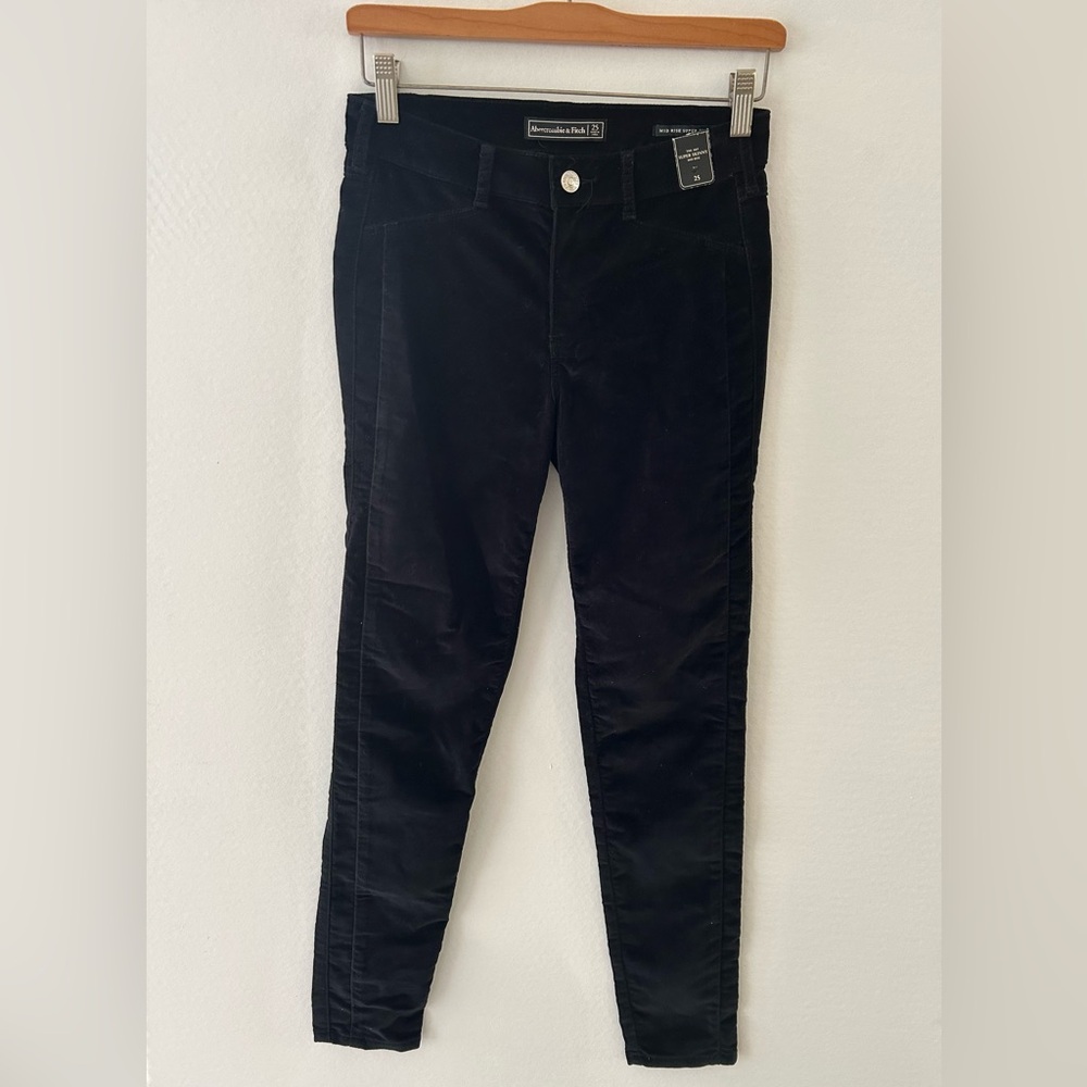 NWT Abercrombie & Fitch The A&F Super Skinny Midrise Size 25. Black velveteen.
